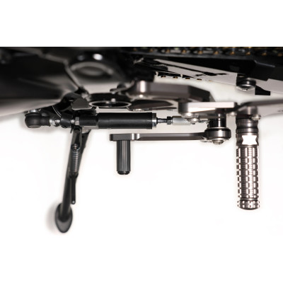 YOSHIMURA | Pedane X-Tread multiregolabili per Kawasaki Z 900 RS 2026